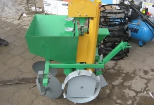 Фото 1- Картофелесажалка Булат КСЦ-2 цепная с бункером для удобрений