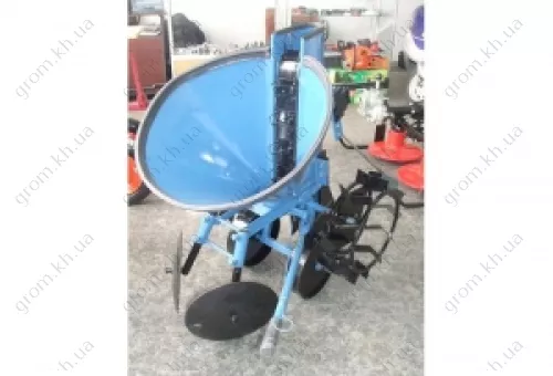 Фото 1- Картофелесажалка Булат КСМ-3 с бункером для внесения удобрений