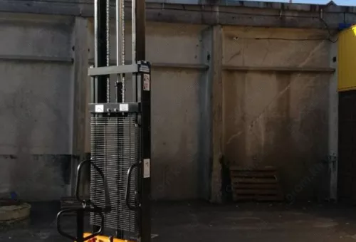 Фото 1- Аккумуляторный складской штабелер Reach BDA 1535