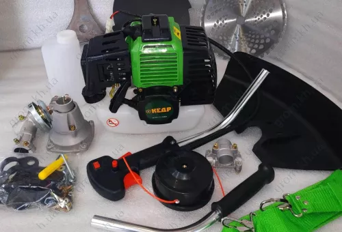 Фото 1- Бензокоса Кедр БГ-4900